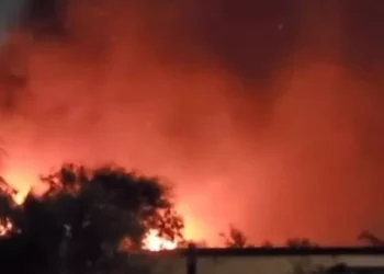 Incêndio destrói centro de abastecimento em São Gonçalo e mobiliza bombeiros de diversas regiões