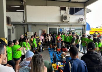 Prefeitura de Niterói leva adolescentes para conhecer estrutura aeroportuária da Polícia Federal