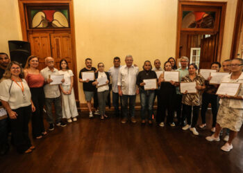 Famílias de Charitas recebem títulos de propriedade da prefeitura de Niterói