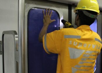 Vandalismo leva Supervia a implementar contenção de policarbonato duplo nas portas dos trens