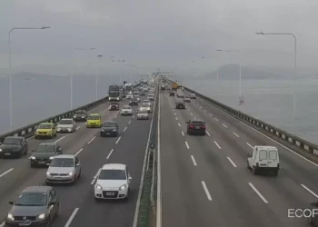 Acidente na Ponte Rio-Niterói deixa ferido e causa lentidão no trânsito