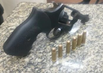 Dupla é presa por porte ilegal de arma de fogo em Niterói