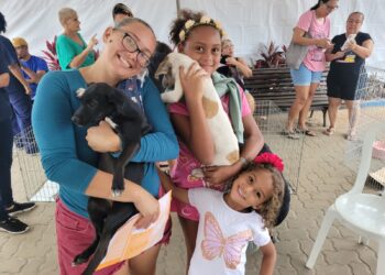 Feira de adoção movimenta Itaipuaçu e 15 cães ganham novo lar