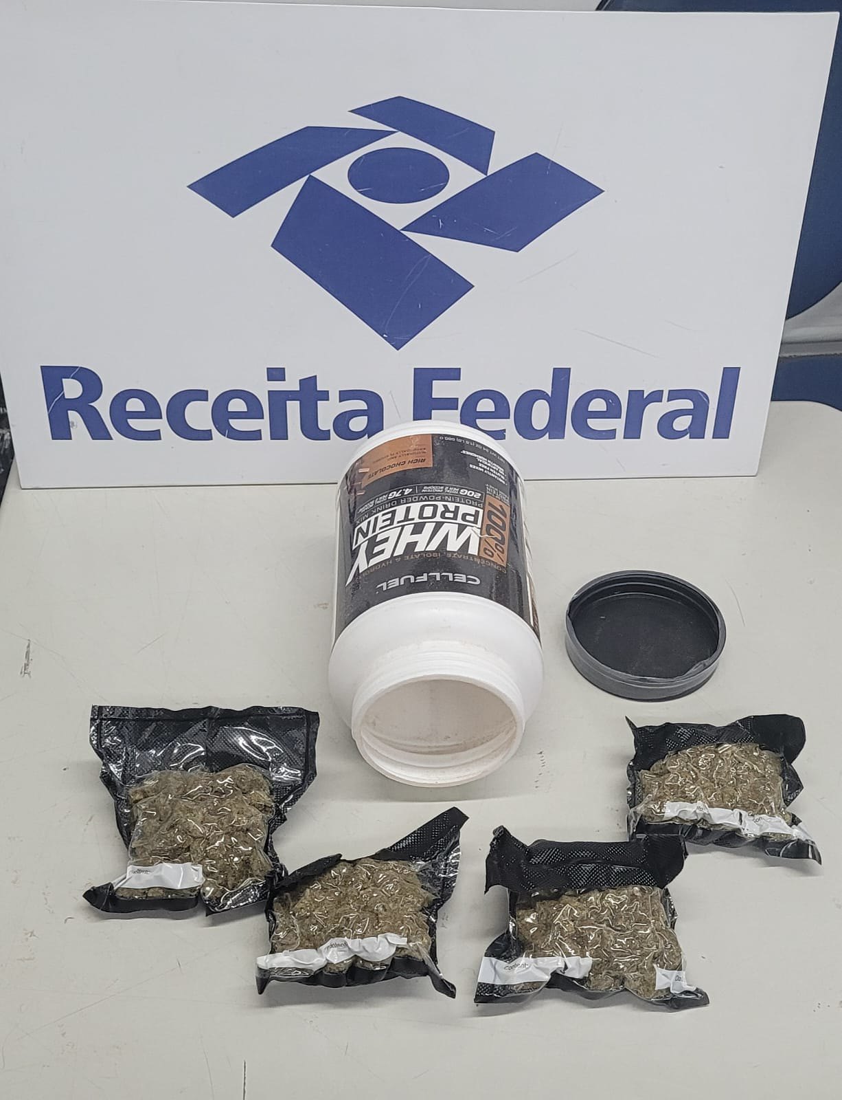 Receita federal apreende no RJ mais de R$ 19 mil em skunk escondida em embalagem de whey protein