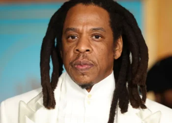 Jay-Z nega ter abusado sexualmente de garota de 13 anos!