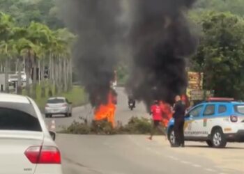Moradores de Maricá fecham parte da RJ-106 em protesto contra falta de energia