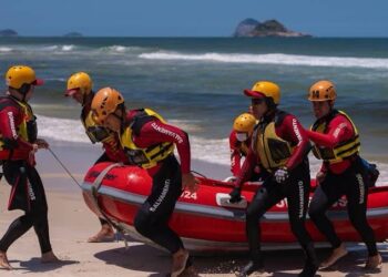 Operação Verão: Bombeiros inovam com médicos em motos aquáticas para salvamentos