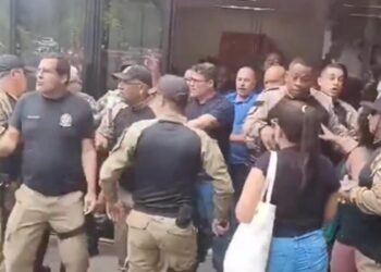 Servidores municipais de Belford Roxo protestam contra atrasos salariais e tentam invadir Prefeitura; vídeo