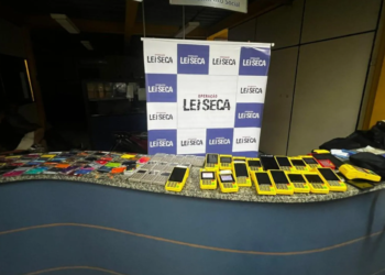 Taxista é preso em flagrante com 184 cartões e 32 maquininhas em blitz da Lei Seca