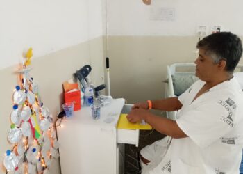 Espírito natalino: paciente faz arte em hospital e cria árvore reciclada