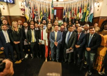 Rodrigo Neves e vice diplomados em Niterói