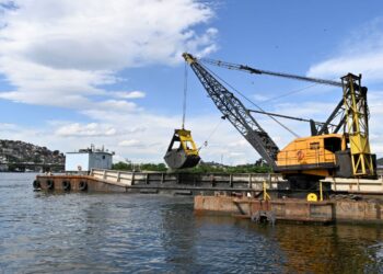 dragas operam na retirada de resíduos – Prefeitura Municipal de Niterói