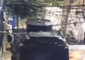 Caveirão da polícia derrapa em óleo e atinge 3 carros e uma moto no Alemão