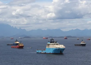 Governo anuncia remoção de navios abandonados na Baía de Guanabara