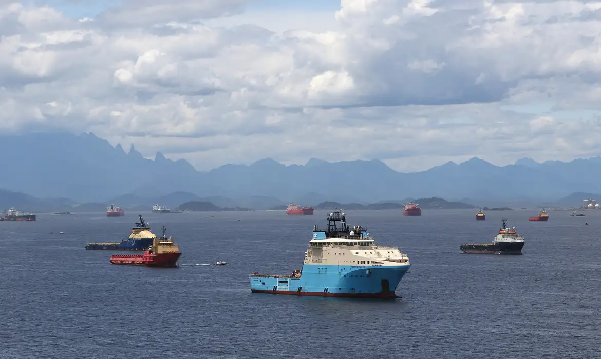 Governo anuncia remoção de navios abandonados na Baía de Guanabara