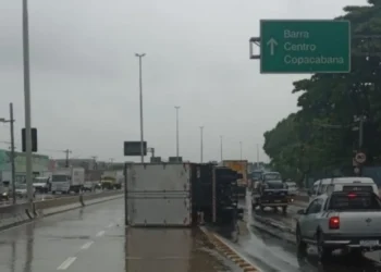Caminhão tomba e para trânsito na Avenida Brasil | Enfoco