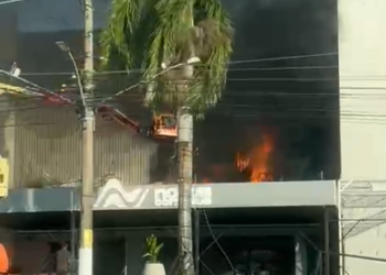 Incêndio toma conta de igreja evangélica em Itaboraí; Vídeo