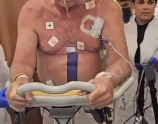 Bolsonaro caminha por corredor de hospital: 'Sem desistir' | Enfoco