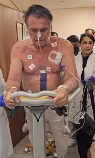 Bolsonaro caminha por corredor de hospital: 'Sem desistir' | Enfoco