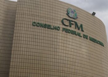 CFM veta terapia hormonal para menor de 18 anos e restringe cirurgias