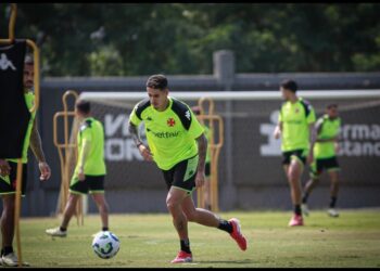 Clube turco pretende fazer proposta por zagueiro do Vasco