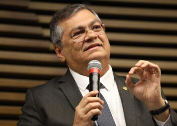 Dino dá 48 horas para líder do PL explicar acordo sobre emendas