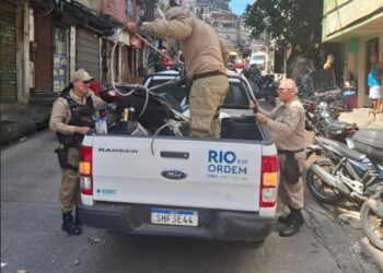Guardas municipais recuperam moto roubada na Rocinha - Prefeitura da Cidade do Rio de Janeiro