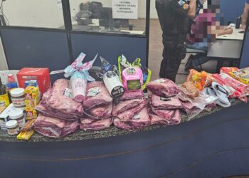 Mulher 'faz compras' em supermercado de Niterói, sai sem pagar e acaba presa no estacionamento