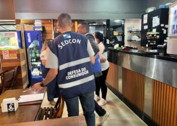 Sujeira e comida vencida: fiscalização interdita restaurante em Copacabana