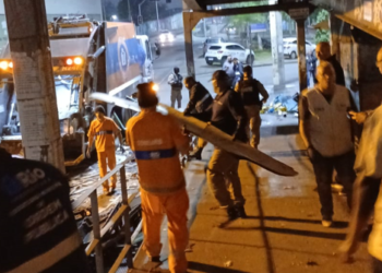 Seop faz operação de ordenamento em Vicente de Carvalho e descarta uma tonelada de materiais deixados nas ruas - Prefeitura da Cidade do Rio de Janeiro