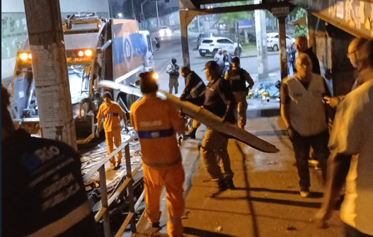 Seop faz operação de ordenamento em Vicente de Carvalho e descarta uma tonelada de materiais deixados nas ruas - Prefeitura da Cidade do Rio de Janeiro