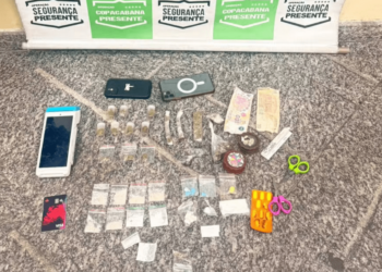 Trio é preso por vender drogas escondidas em maços de cigarro no calçadão de Copacabana