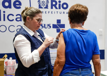 Idosos de 70 anos já podem se vacinar contra a covid JN.1 - Prefeitura da Cidade do Rio de Janeiro