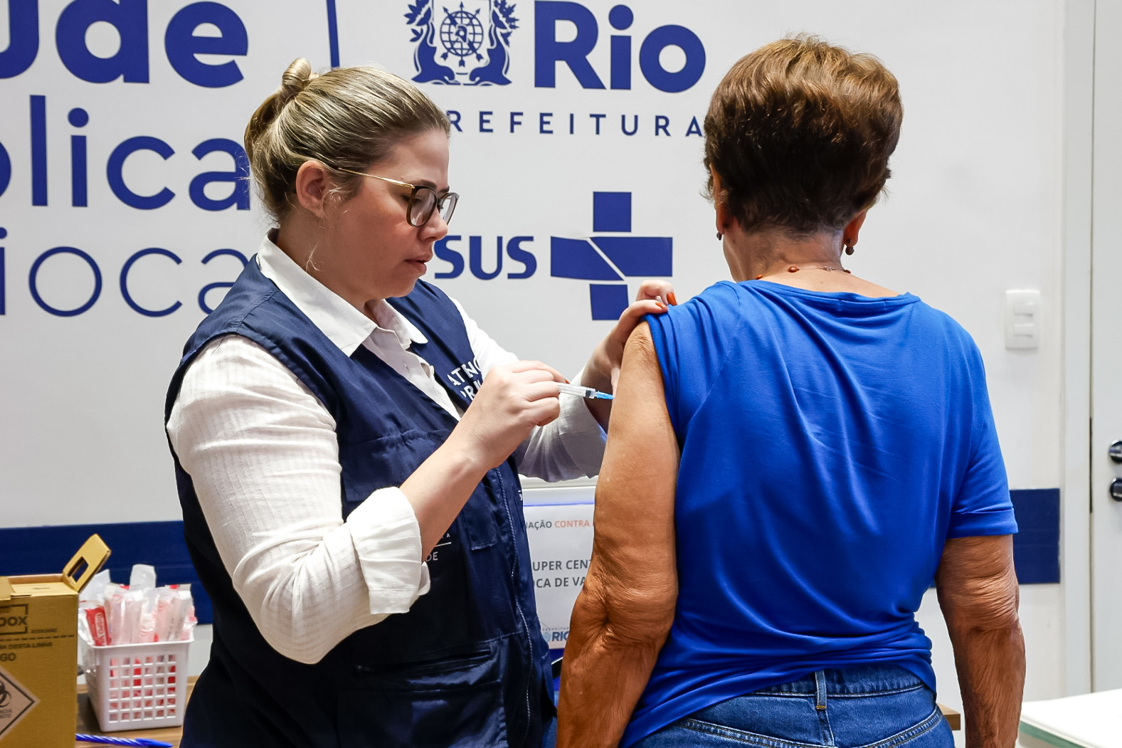 Idosos de 70 anos já podem se vacinar contra a covid JN.1 - Prefeitura da Cidade do Rio de Janeiro