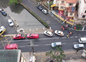 Motociclista sofre acidente em rua movimentada de Niterói