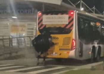 Vídeo: homem de patins pega 'carona' na traseira do BRT no Rio | Enfoco