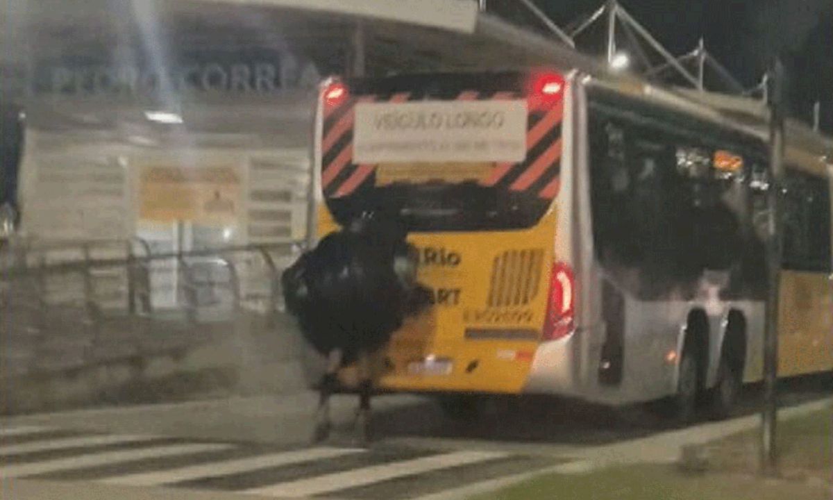 Vídeo: homem de patins pega 'carona' na traseira do BRT no Rio | Enfoco