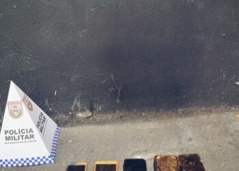 Pai e filho são flagrados com carro roubado e diversos celulares