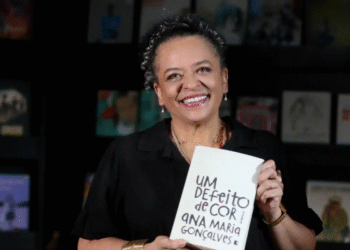 Ana Maria Gonçalves faz história ao ser a primeira mulher negra a ocupar uma cadeira na ABL