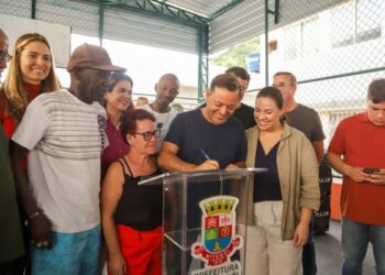 Prefeito de Niterói entrega certificados de regularização fundiária aos moradores do Conjunto Habitacional Viçoso Jardim