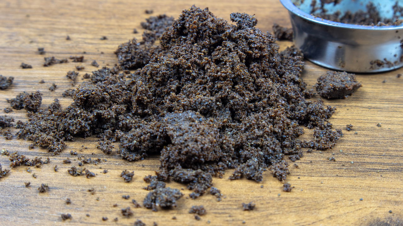 Borra de café vira febre como produto de limpeza poderoso
