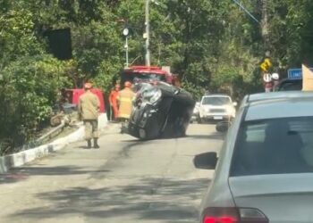 Carro capota na Serra da Tiririca e complica trânsito entre