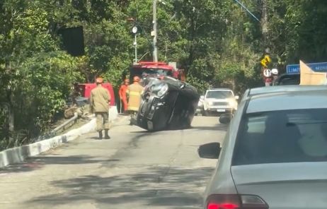 Carro capota na Serra da Tiririca e complica trânsito entre