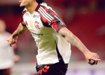 Fla vence o Inter e segue líder do Brasileiro |