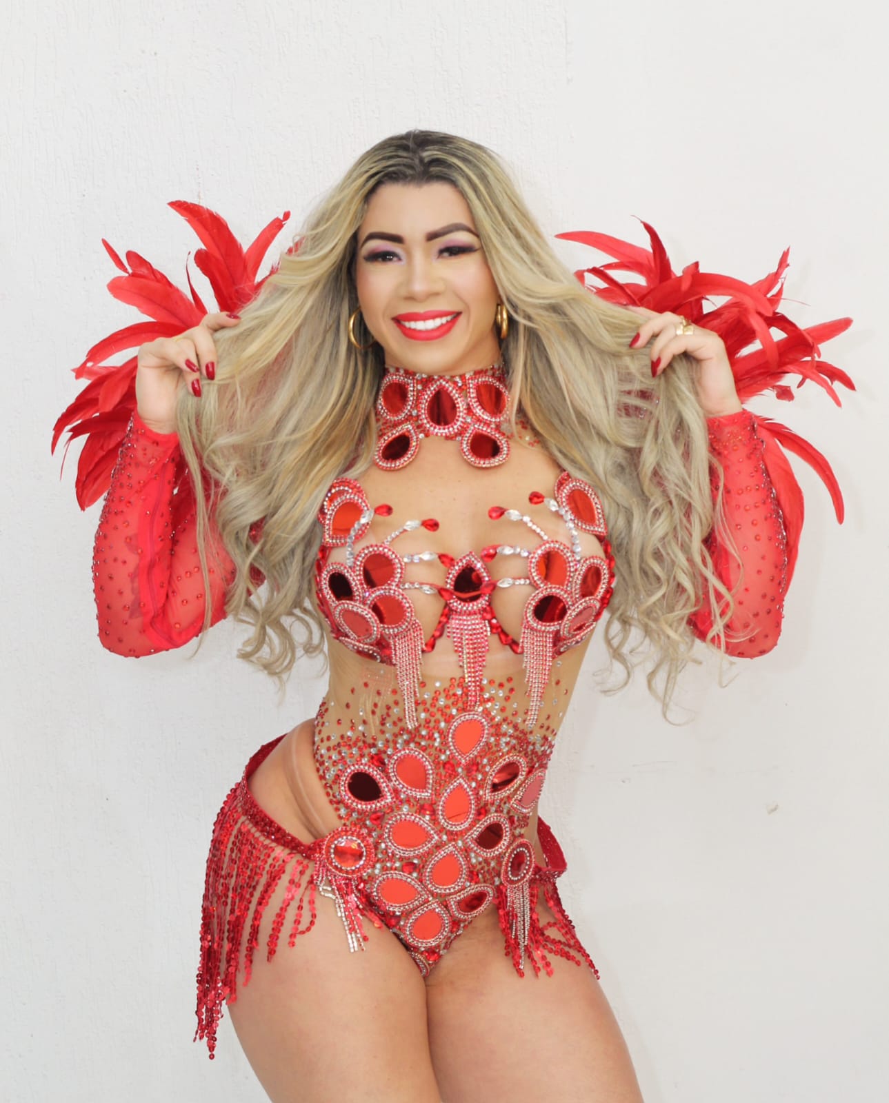 Porto da Pedra recebe de volta Débora Ribeiro ao posto de musa