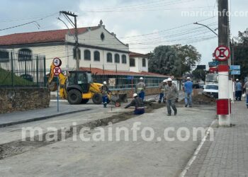Trânsito trava em Maricá após atraso em obra da Sanemar