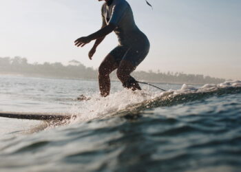 A melhor praia até 15 km de Niterói para surfistas