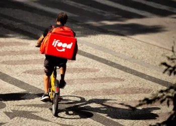 Decreto proíbe que entregadores sejam obrigados a entrar em condomínios; confira regras e exceções