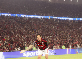 Fla sofre gol no fim e vence o Estudiantes por 2 a 1 na Libertadores