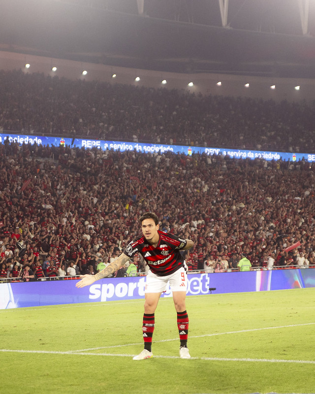 Fla sofre gol no fim e vence o Estudiantes por 2 a 1 na Libertadores